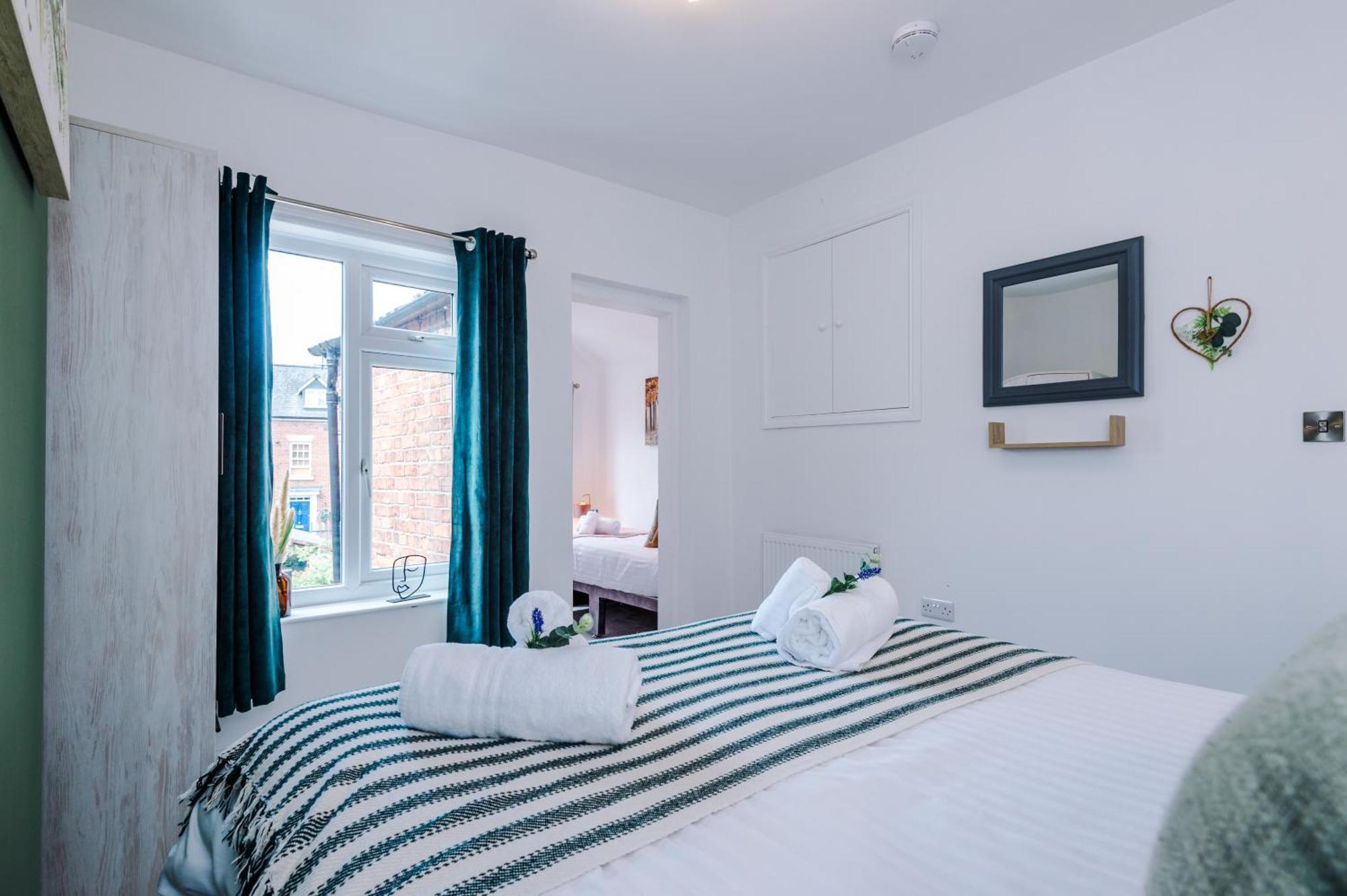 Spacious 3-Bed Home in Nantwich: Group-Friendly Getaway Exterior photo