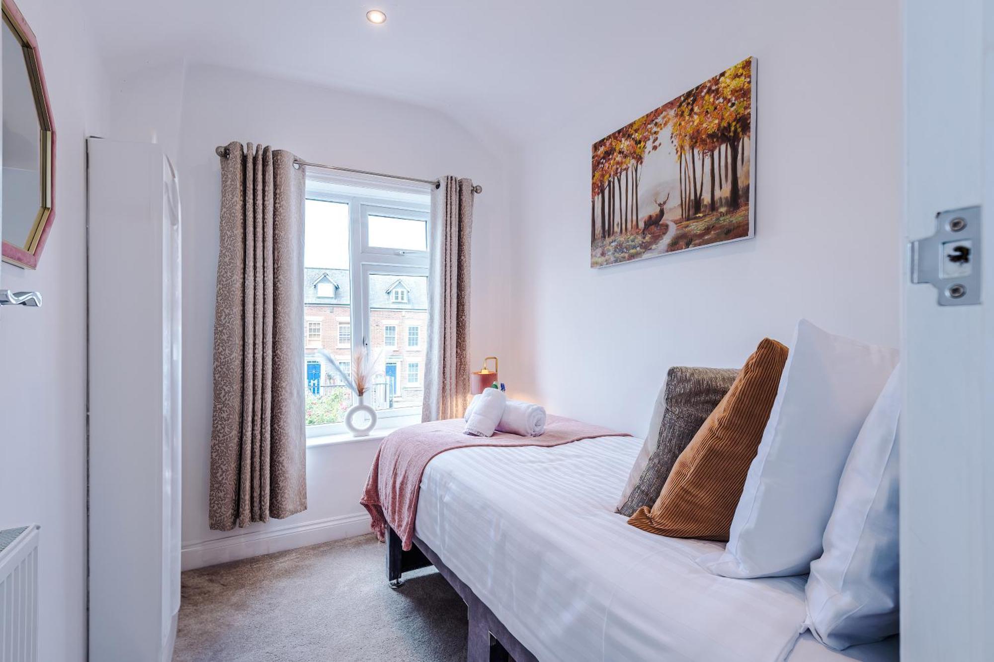 Spacious 3-Bed Home in Nantwich: Group-Friendly Getaway Exterior photo