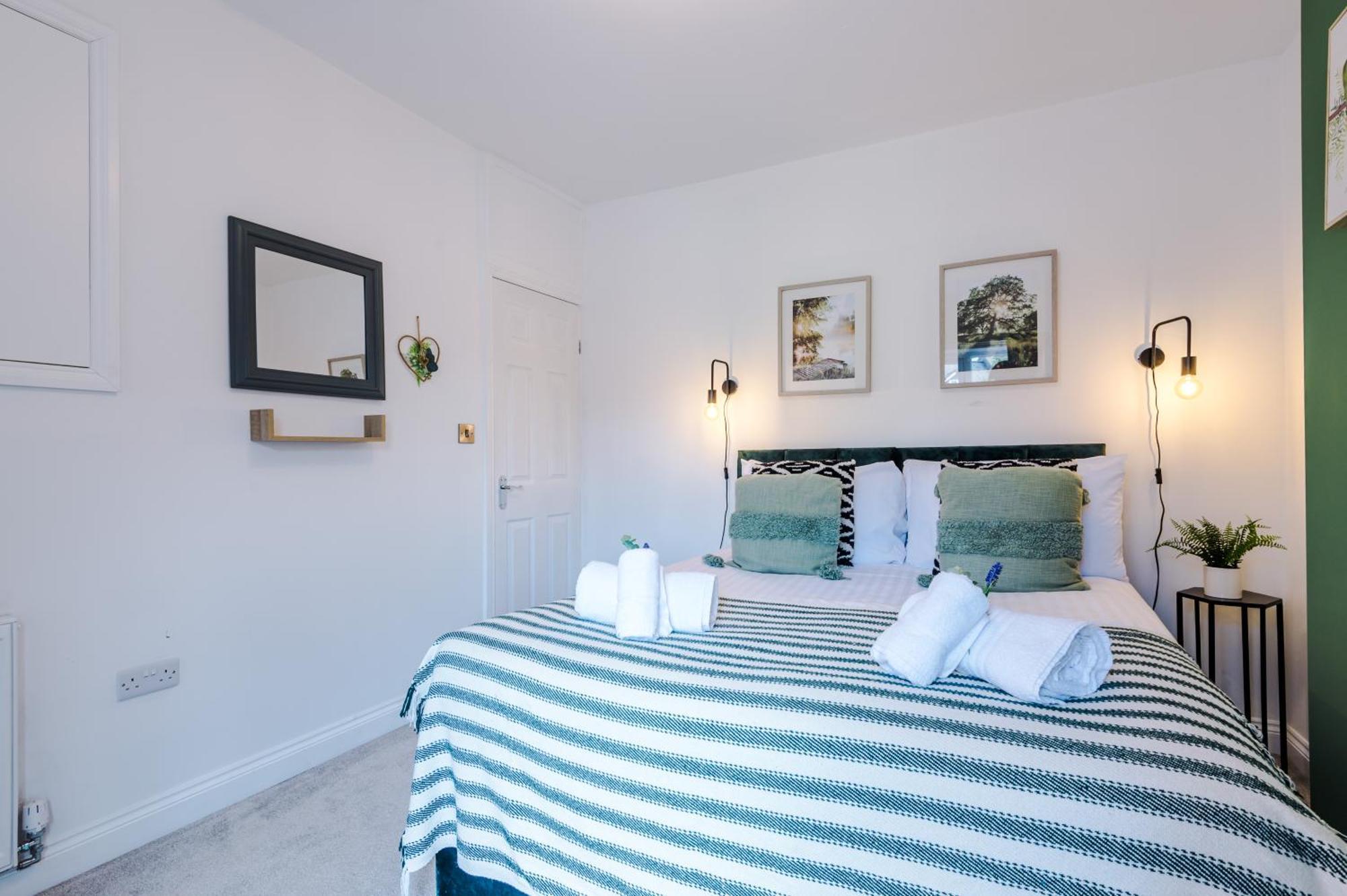 Spacious 3-Bed Home in Nantwich: Group-Friendly Getaway Exterior photo