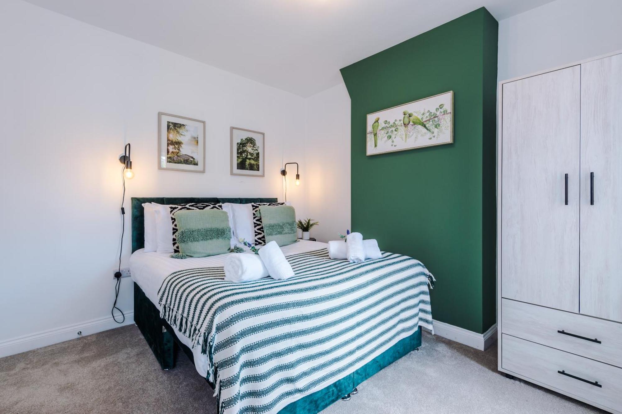 Spacious 3-Bed Home in Nantwich: Group-Friendly Getaway Exterior photo