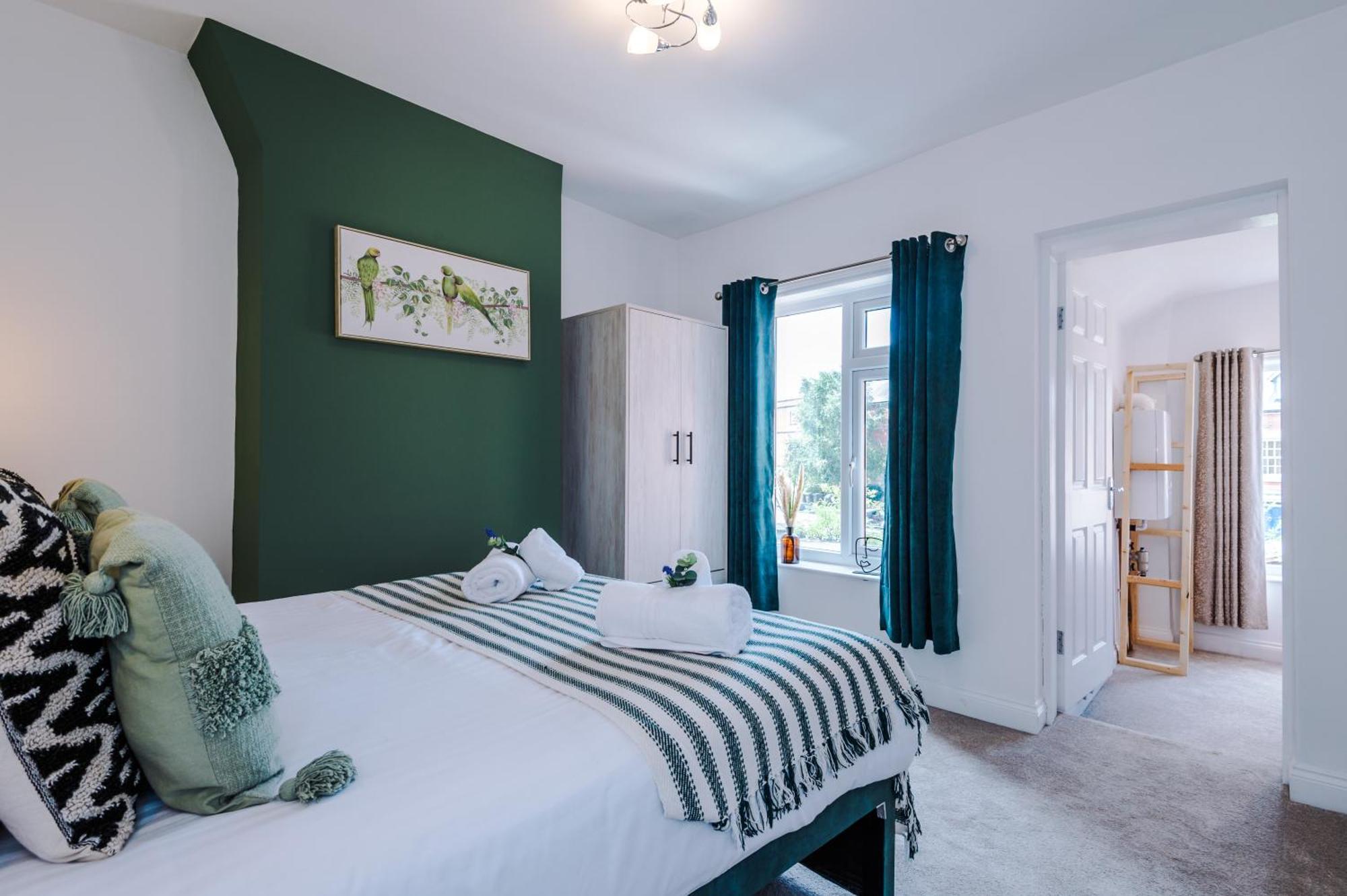 Spacious 3-Bed Home in Nantwich: Group-Friendly Getaway Exterior photo