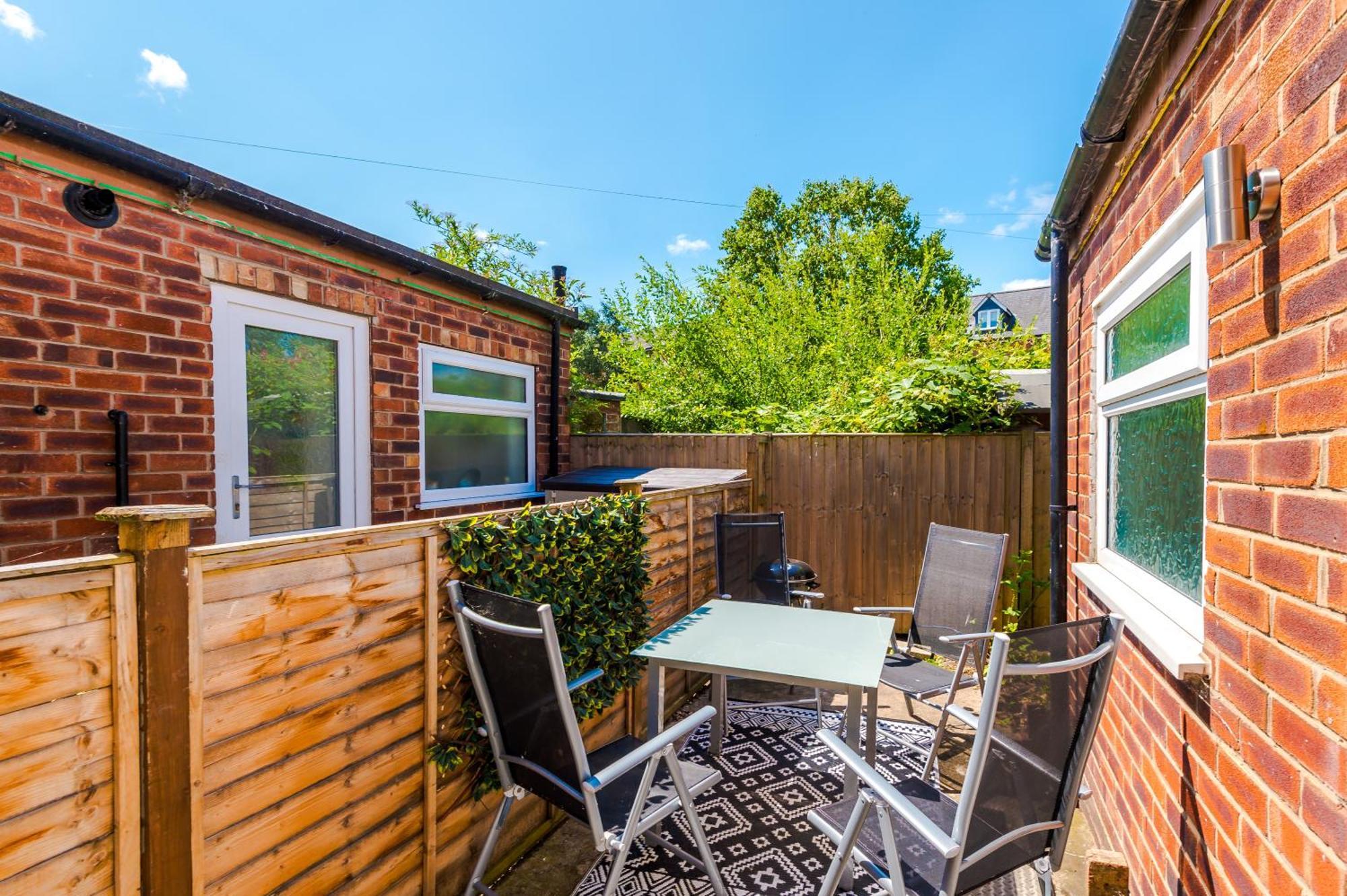 Spacious 3-Bed Home in Nantwich: Group-Friendly Getaway Exterior photo