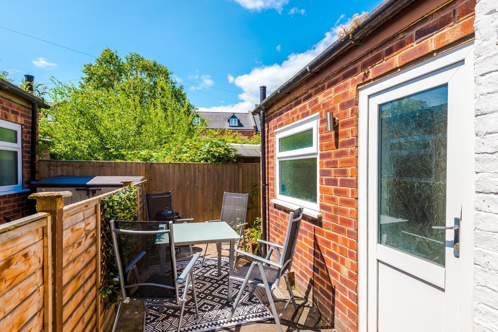 Spacious 3-Bed Home in Nantwich: Group-Friendly Getaway Exterior photo